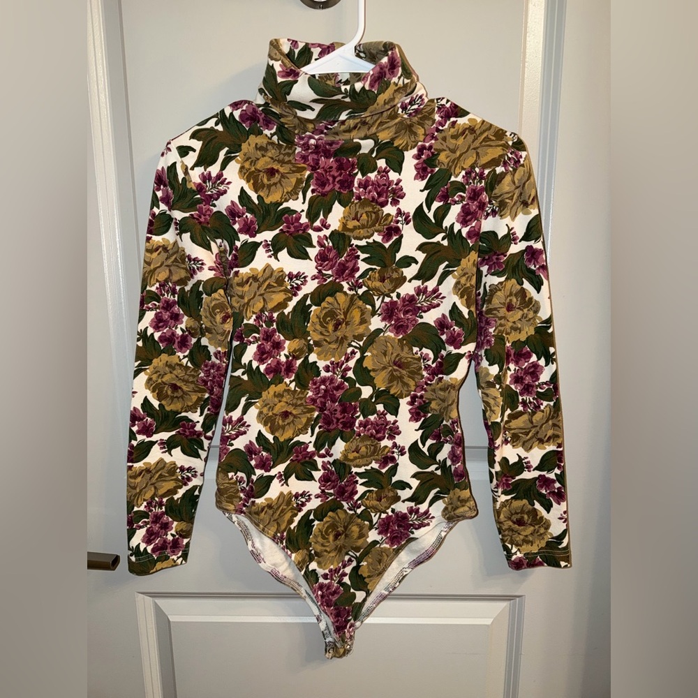 Donating soon- BIENERGIE VINTAGE Floral Turtleneck Bodysuit